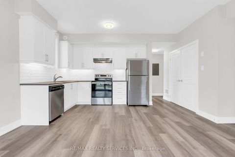 Photo 19 at 5 - 1 Bond Crescent, Oak Ridges, Richmond Hill