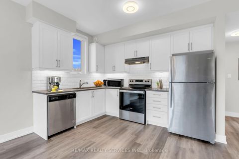 Photo 20 at 5 - 1 Bond Crescent, Oak Ridges, Richmond Hill