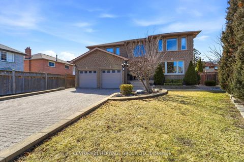 Photo 2 at 12 Lavinio Court, Maple, Vaughan