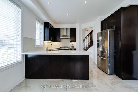 Photo 11 at 2 HAWSTONE Road, Vellore Village, Vaughan