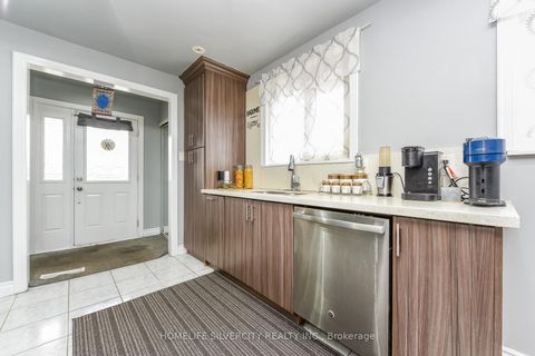 Photo 14 at 7816 Priory Crescent, Malton, Mississauga