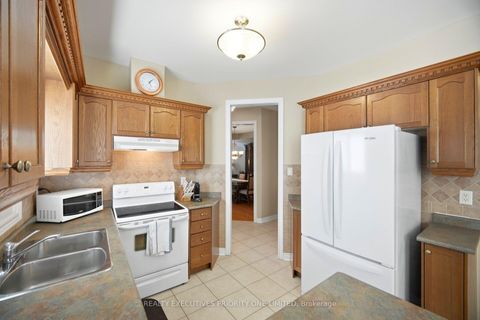 Photo 11 at 10 Bottero Drive, Rural Vaughan, Vaughan