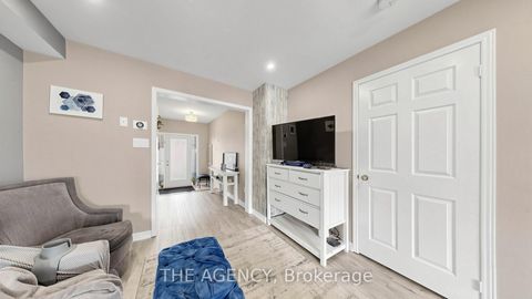 Photo 11 at 36 Keystar Court, Vellore Village, Vaughan