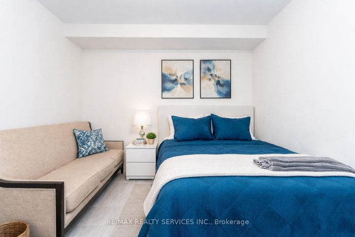 Photo 9 at 7 Ridgeside Lane, Waterdown, Hamilton