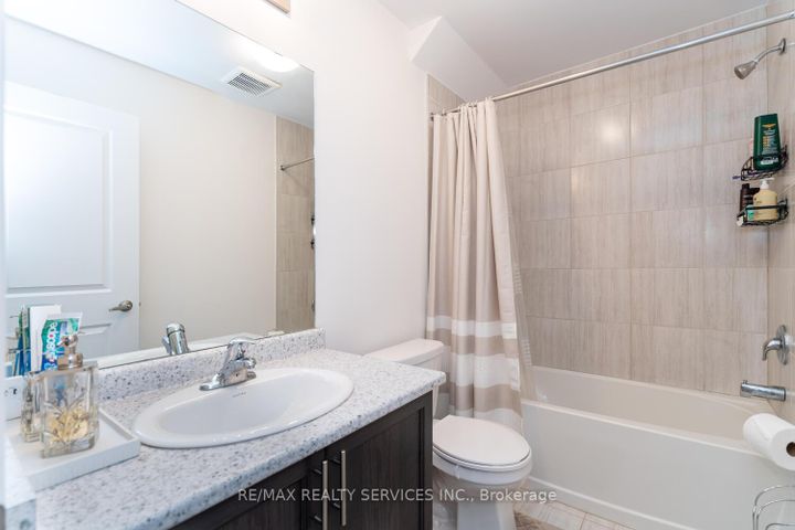 Photo 11 at 7 Ridgeside Lane, Waterdown, Hamilton
