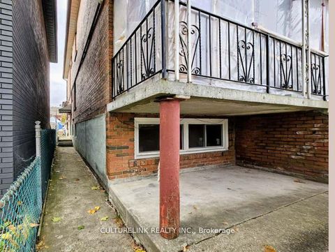 Photo 4 at 52 Palmerston Avenue, Bellwoods, Toronto