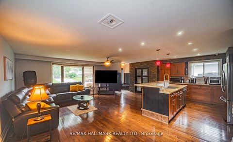 Photo 4 at 4 Devins Drive, Aurora Heights, Aurora