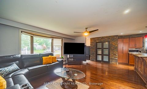 Photo 5 at 4 Devins Drive, Aurora Heights, Aurora