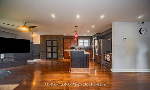 Photo 10 at 4 Devins Drive, Aurora Heights, Aurora