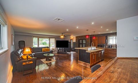 Photo 11 at 4 Devins Drive, Aurora Heights, Aurora