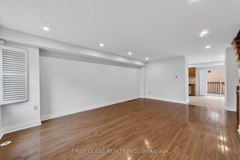 Photo 11 at Th10 - 3076 Lake Shore Boulevard W, New Toronto, Toronto