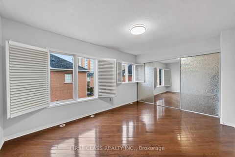Photo 22 at Th10 - 3076 Lake Shore Boulevard W, New Toronto, Toronto