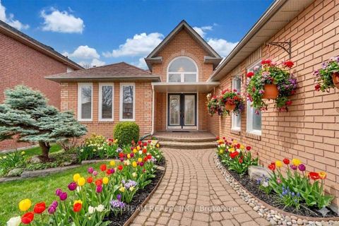 Photo 1 at 85 Cityview Circle, Holly, Barrie