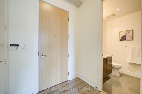 Photo 3 at 402 - 39 Queens Quay E, Waterfront Communities C1, Toronto