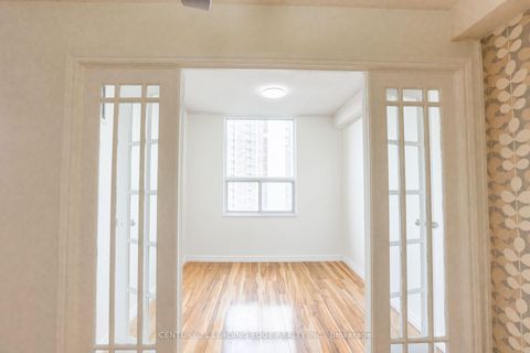 Photo 12 at 815 - 10 Edgecliffe Golfway, Flemingdon Park, Toronto