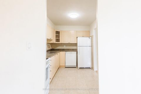 Photo 14 at 815 - 10 Edgecliffe Golfway, Flemingdon Park, Toronto