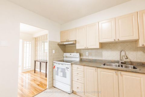 Photo 15 at 815 - 10 Edgecliffe Golfway, Flemingdon Park, Toronto