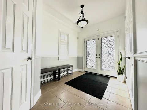 Photo 2 at 194 Twin Hills Crescent, Vellore Village, Vaughan