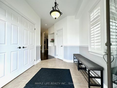 Photo 3 at 194 Twin Hills Crescent, Vellore Village, Vaughan