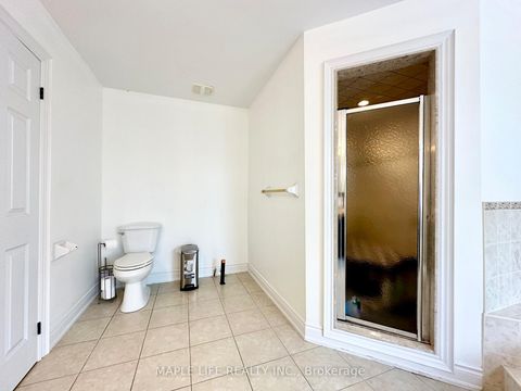 Photo 33 at 194 Twin Hills Crescent, Vellore Village, Vaughan