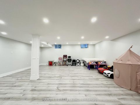 Photo 43 at 194 Twin Hills Crescent, Vellore Village, Vaughan