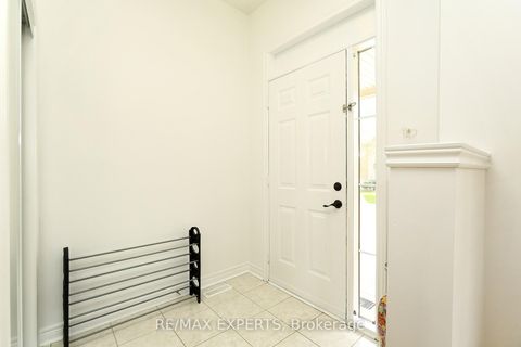 Photo 7 at 1 Via Cristina Way, Sonoma Heights, Vaughan