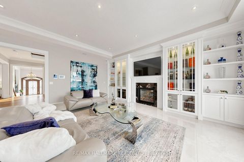 Photo 10 at 50 LLOYDMINSTER Crescent, Newtonbrook East, Toronto