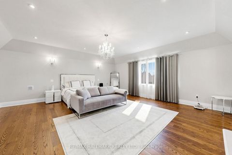 Photo 19 at 50 LLOYDMINSTER Crescent, Newtonbrook East, Toronto