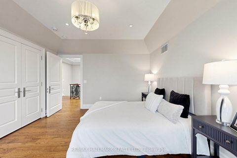 Photo 25 at 50 LLOYDMINSTER Crescent, Newtonbrook East, Toronto