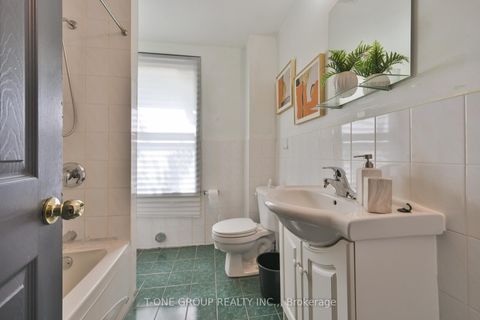 Photo 11 at 15 Kensington Avenue, Chinatown, Toronto