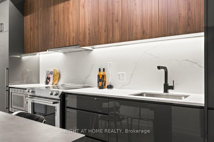Photo 7 at 25 - 12 Dervock Crescent, Bayview Village, Toronto