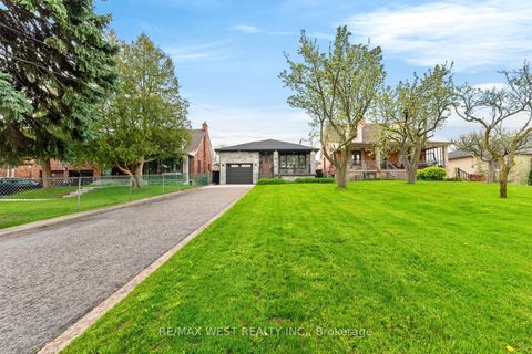 Photo 3 at 174 Cornelius Parkway, Maple Leaf, Toronto