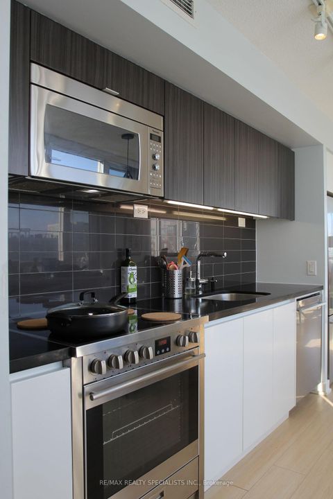 Photo 4 at 707 - 75 Queens Wharf Road, Waterfront Communities C1, Toronto