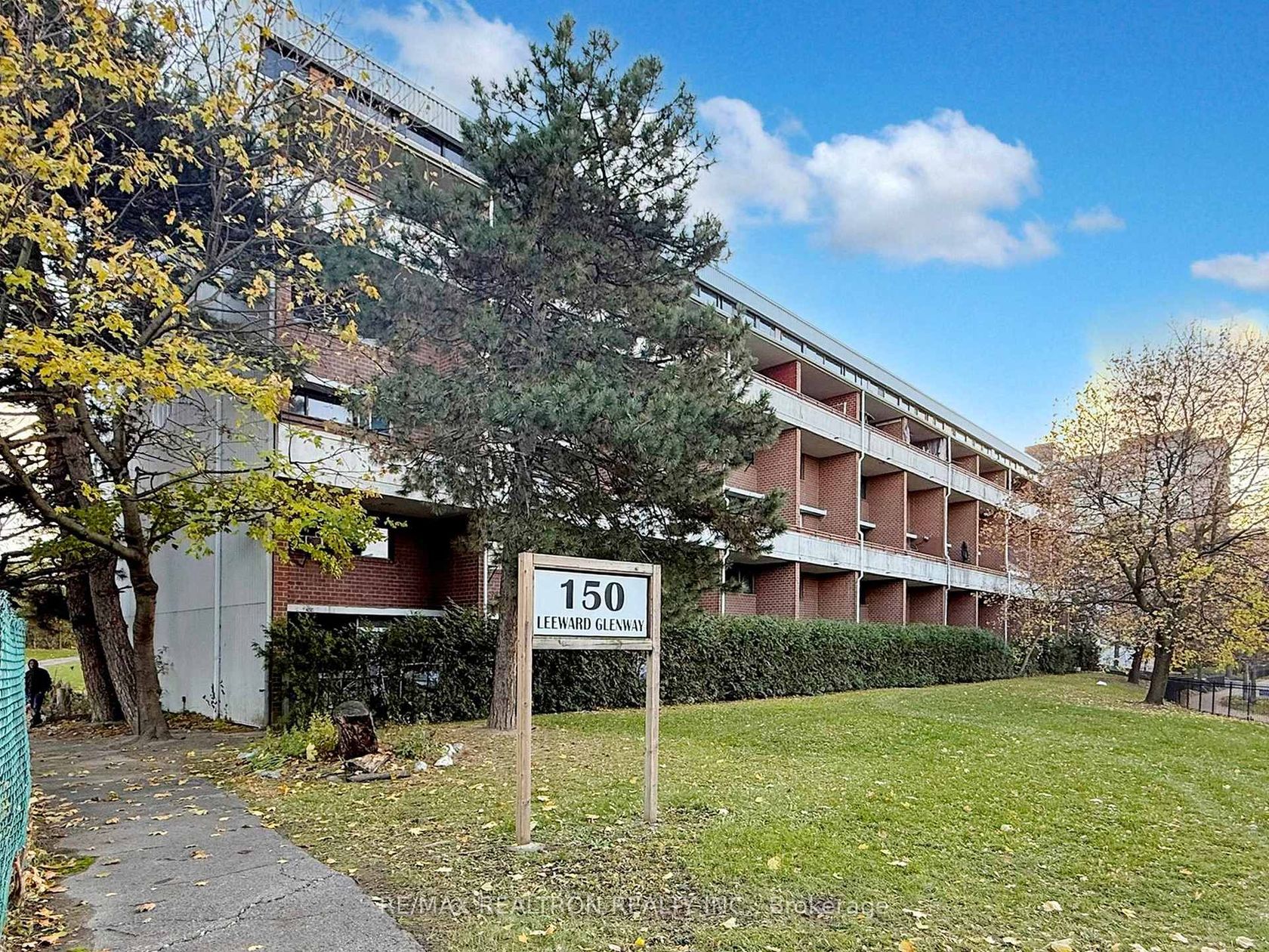312 - 150 Leeward Glenway, Flemingdon Park, Toronto photo 1