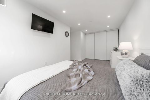 Photo 22 at 12 Lace Fernway Way W, Don Valley Village, Toronto
