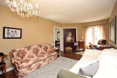 Photo 5 at 6 Wildhaven Crescent, Maple, Vaughan