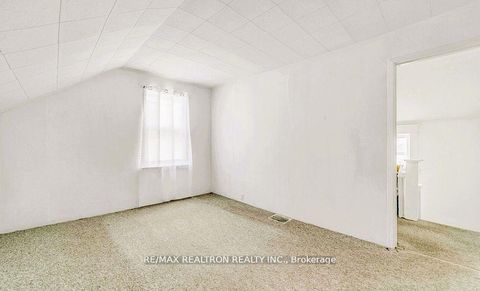 Photo 3 at 16958 Bayview Avenue, Central Newmarket, Newmarket