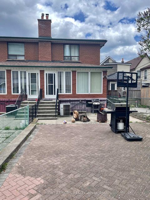 Photo 1 at 40 Bellevue Avenue, Chinatown, Toronto