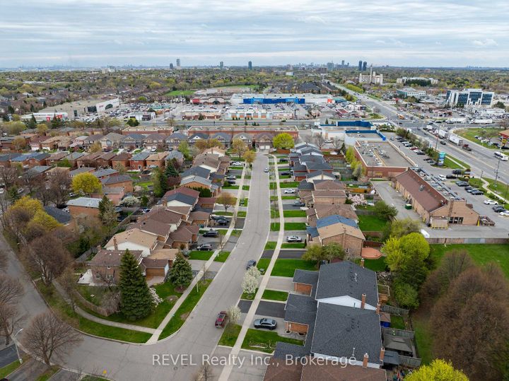 Photo 4 at 80 Dumfries Avenue, Heart Lake West, Brampton