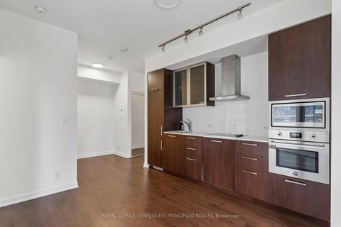 Photo 4 at 307 - 12 York Street, Waterfront Communities C1, Toronto