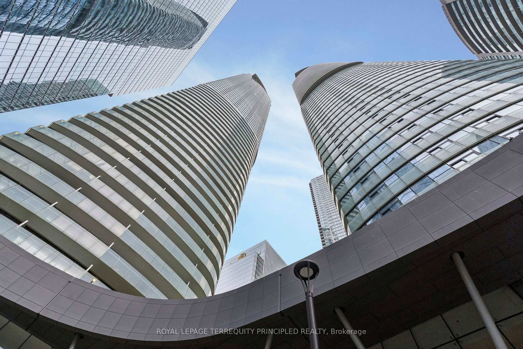 307 - 12 York Street, Waterfront Communities C1, Toronto photo number 2