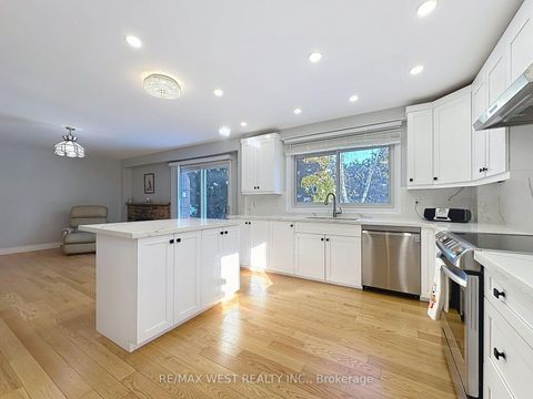 Photo 16 at 20 Foxwood Grove, L'Amoreaux, Toronto