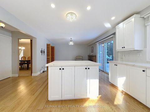 Photo 18 at 20 Foxwood Grove, L'Amoreaux, Toronto