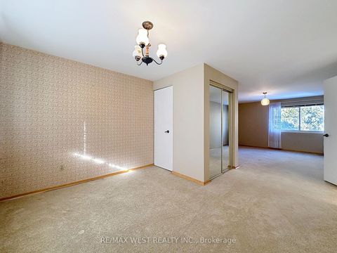 Photo 24 at 20 Foxwood Grove, L'Amoreaux, Toronto