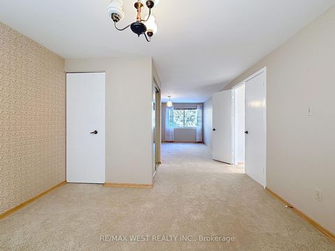 Photo 26 at 20 Foxwood Grove, L'Amoreaux, Toronto