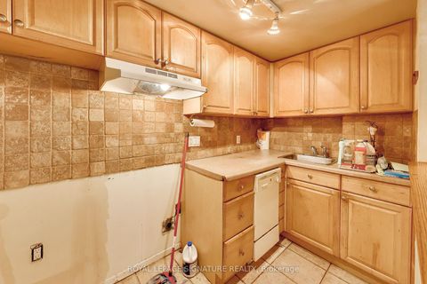 Photo 8 at 18 - 325 Jarvis Street, Moss Park, Toronto