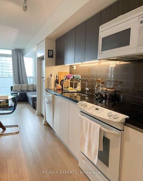 Photo 4 at 805 - 85 Queens Wharf Road, Waterfront Communities C1, Toronto