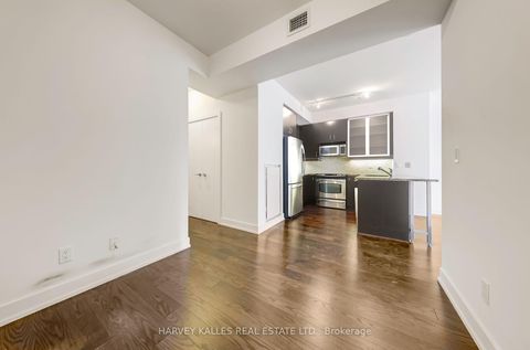 Photo 8 at 914 - 438 King Street W, Waterfront Communities C1, Toronto