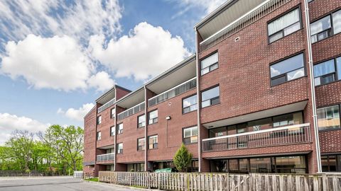 Photo 2 at 204 - 4060 Lawrence Avenue E, West Hill, Toronto