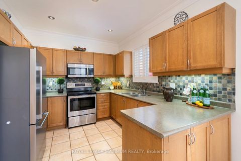 Photo 8 at 41 Tavio Way, Sonoma Heights, Vaughan
